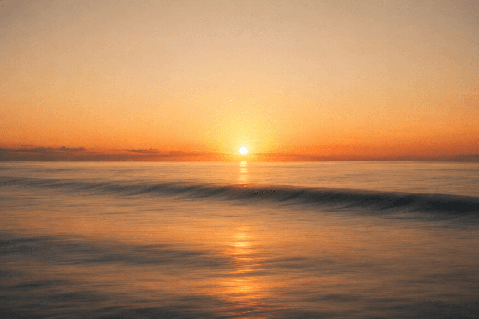 Fala jednego oceanu o wschodzie słońca